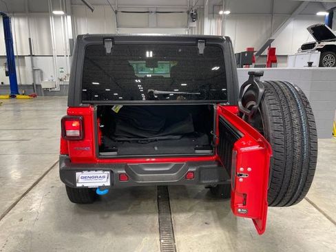Used 2024 Jeep Wrangler Unlimited w/ Convenience Group AWD/4WD image 23