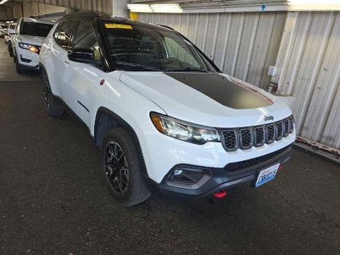 Used 2025 Jeep Compass Trailhawk AWD/4WD image 4