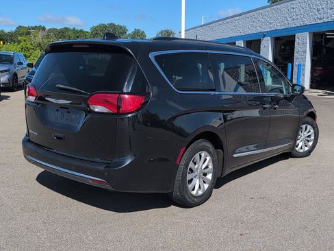 Used 2017 Chrysler Pacifica Touring-L FWD image 7