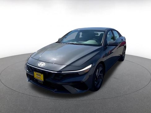 Used 2025 Hyundai Elantra SEL FWD image 7