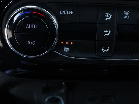 Used 2025 Chevrolet Trax LT w/ LT Convenience Package image 31