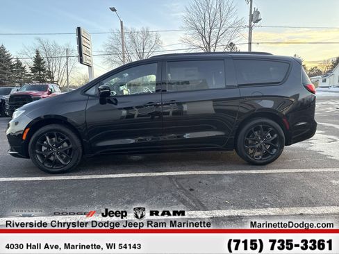 New 2026 Chrysler Pacifica Select w/ S Appearance Package image 5