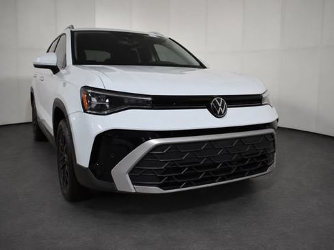Used 2025 Volkswagen Taos SE w/ Black Wheel Package FWD image 3