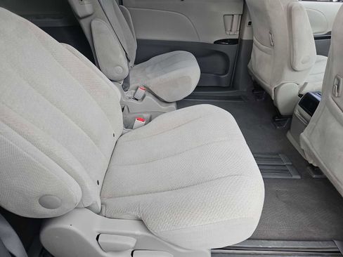 Used 2011 Toyota Sienna LE image 19