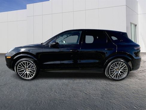 Certified 2022 Porsche Cayenne Platinum Edition image 2