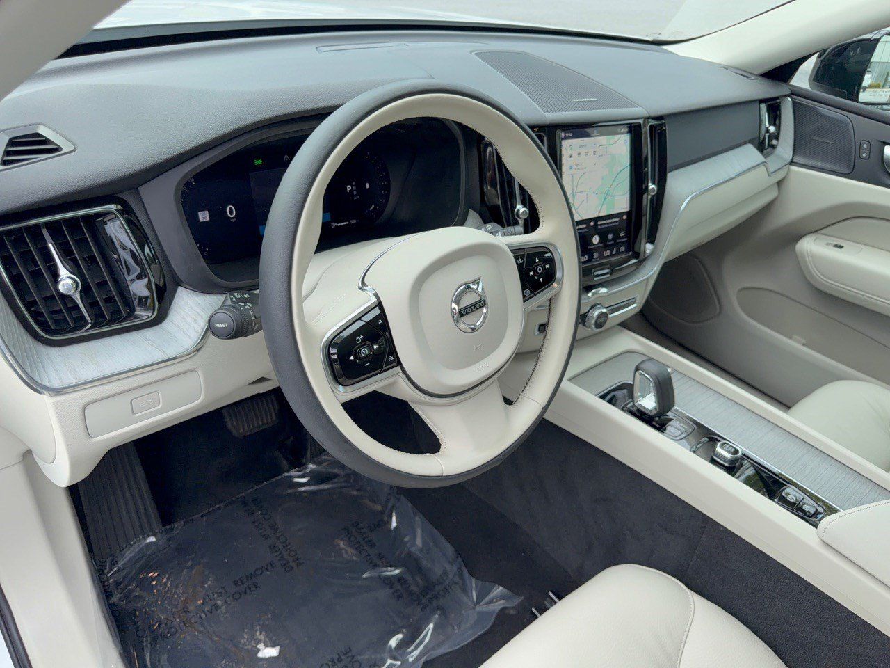 Used 2024 Volvo XC60 B5 Plus w/ Climate Package AWD/4WD image 4