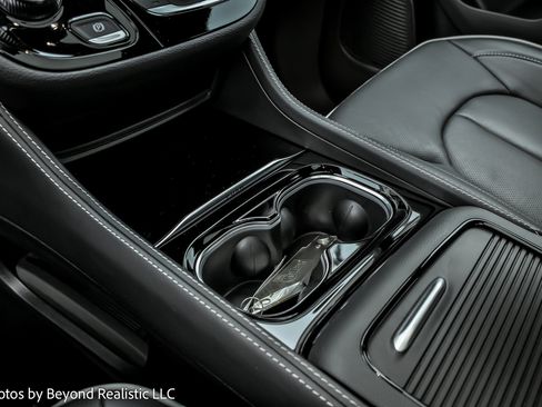 Used 2024 Chrysler Pacifica Limited w/ S Appearance Package image 44