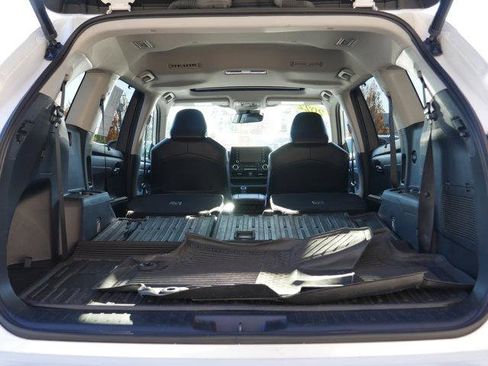 Used 2022 Toyota Highlander XLE AWD/4WD image 7