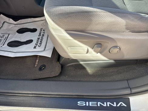 Used 2017 Toyota Sienna LE image 33