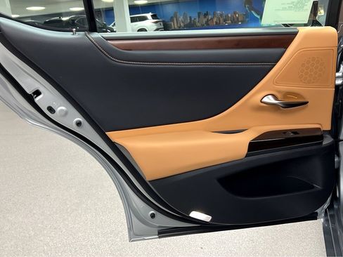 New 2025 Lexus ES 350 w/ Premium Package image 18
