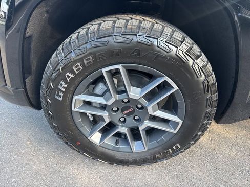 New 2026 GMC Terrain AT4 w/ LPO, Black Badging Package image 33