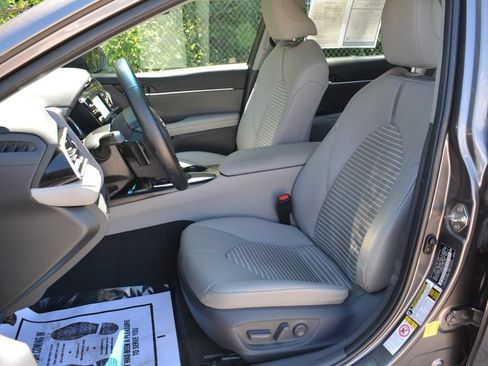 Used 2018 Toyota Camry SE w/ Convenience Package FWD image 9