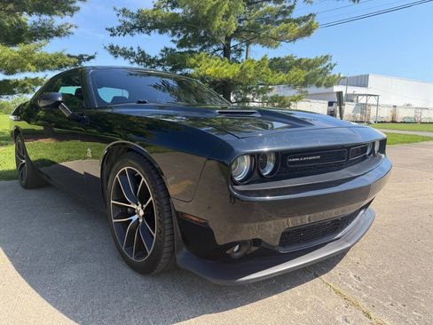 Used 2018 Dodge Challenger R/T Scat Pack w/ Leather Interior Group RWD image 3
