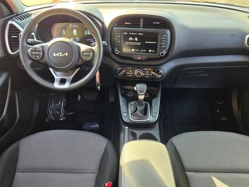 Used 2025 Kia Soul LX w/ LX Technology Package FWD image 17