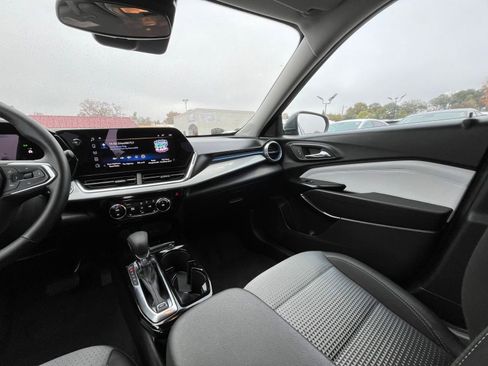 Used 2025 Chevrolet Trax LT w/ LT Convenience Package image 33
