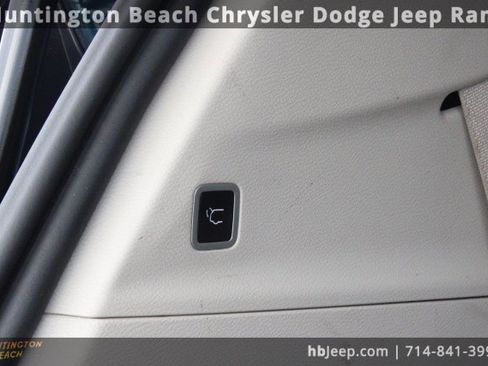 Used 2023 Chrysler Pacifica Touring-L image 38