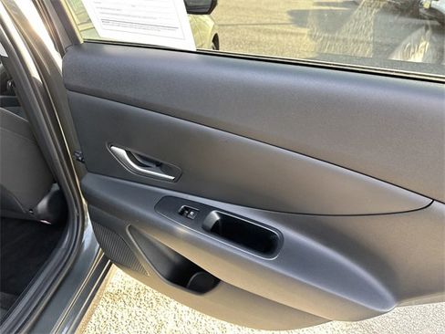 Used 2025 Hyundai Elantra SE image 38