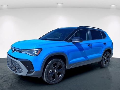 Used 2025 Volkswagen Taos SE AWD/4WD image 2