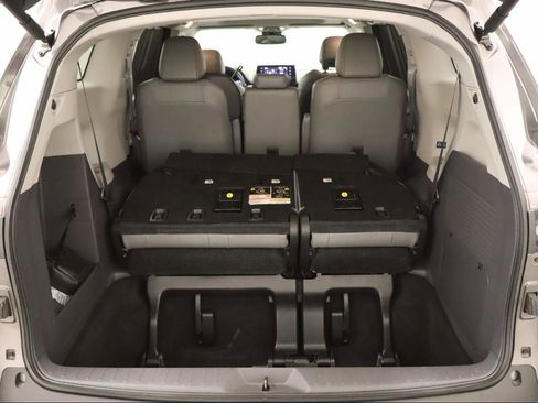 Used 2024 Toyota Sienna XLE FWD image 21
