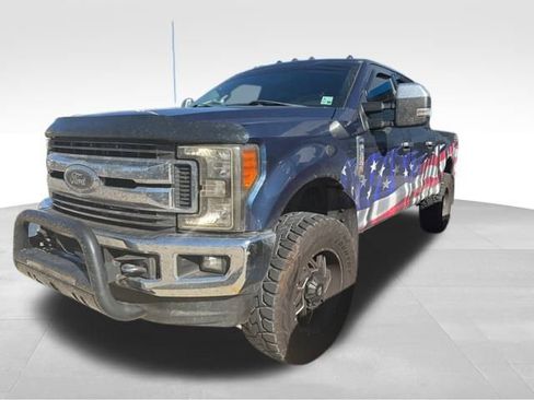 Used 2017 Ford F250 XLT w/ XLT Premium Package image 5