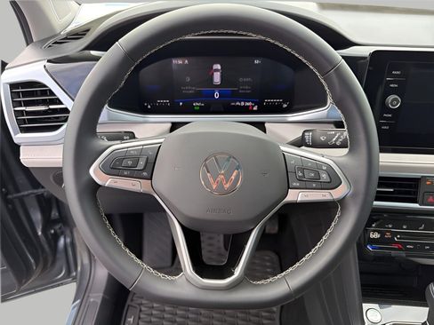 Used 2025 Volkswagen Taos SE AWD/4WD image 12