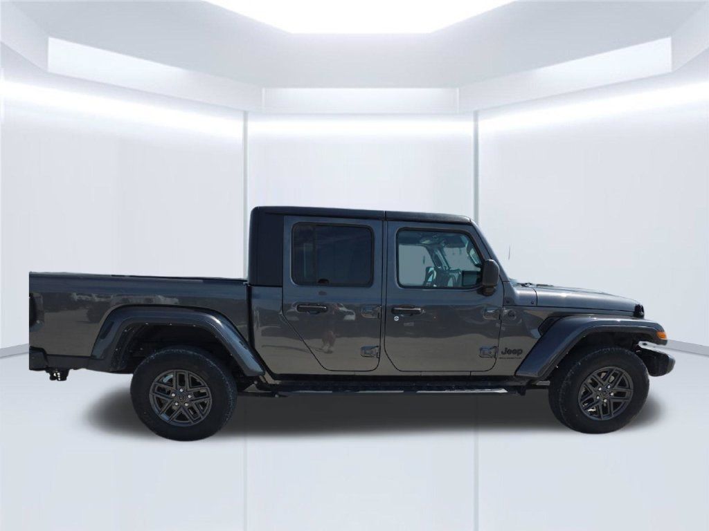 Used 2024 Jeep Gladiator Sport AWD/4WD image 8