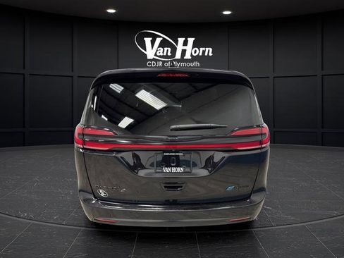 Used 2023 Chrysler Pacifica Limited w/ Uconnect Theater Family Group image 15