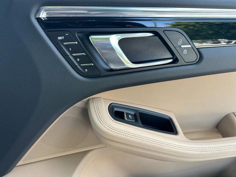 Certified 2025 Porsche Macan AWD/4WD image 19