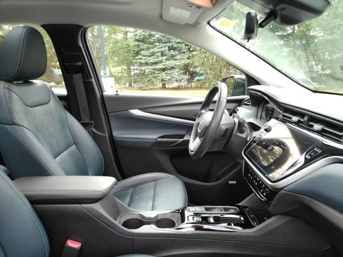 Used 2023 Chevrolet Bolt EUV Premier w/ Sun & Sound Package FWD image 17
