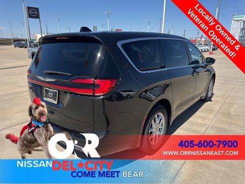 Used 2023 Chrysler Pacifica Touring-L image 5