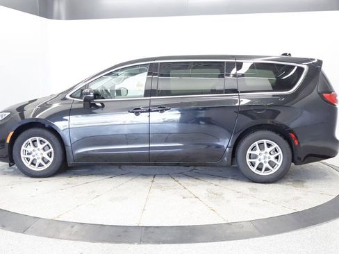 Certified 2023 Chrysler Pacifica Touring-L FWD image 2