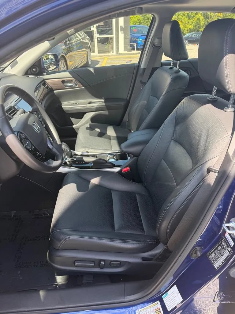 Used 2017 Honda Accord Touring image 11
