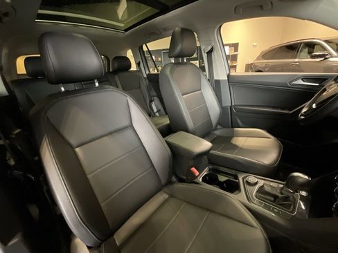 Used 2019 Volkswagen Tiguan SE w/ Panoramic Sunroof Package image 19