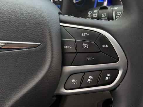 Used 2024 Chrysler Pacifica Limited FWD image 15