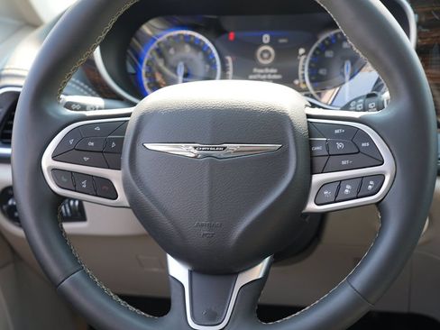 Used 2023 Chrysler Pacifica Limited FWD image 23