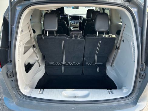 Used 2023 Chrysler Pacifica Touring-L FWD image 4