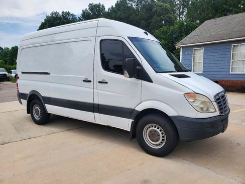 Used 2012 Freightliner Sprinter 2500 RWD image 3
