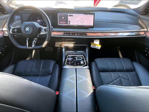 Used 2025 BMW i7 xDrive60 w/ Executive Package image 15