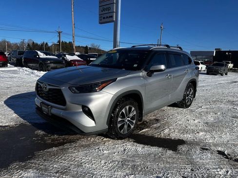 Used 2022 Toyota Highlander XLE image 1