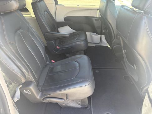 Used 2019 Chrysler Pacifica Touring-L image 22