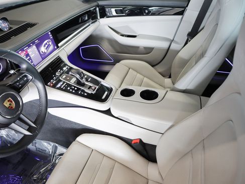 Certified 2022 Porsche Panamera image 17