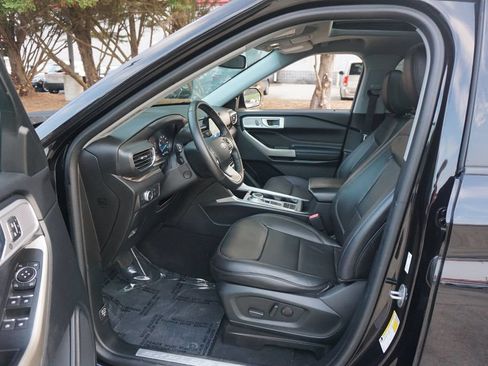 Used 2022 Ford Explorer Limited w/ Equipment Group 301A RWD image 2