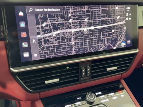 Certified 2022 Porsche Cayenne Platinum Edition image 24