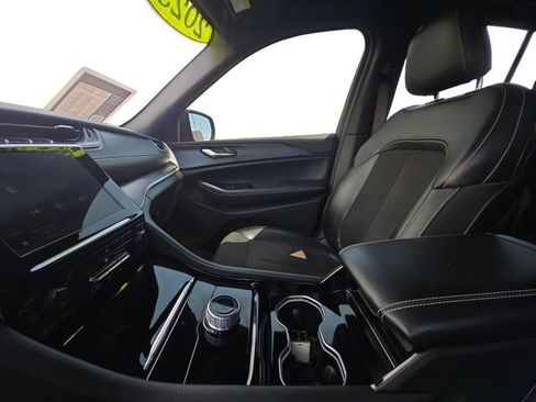 Used 2023 Jeep Grand Cherokee Altitude AWD/4WD image 11