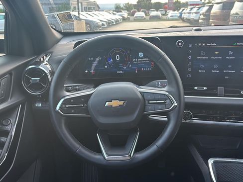 Used 2026 Chevrolet Equinox LT FWD image 8