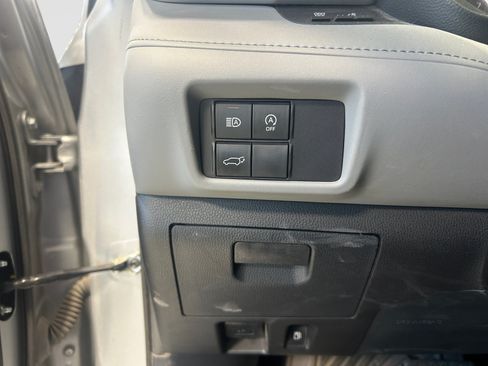 Used 2024 Toyota Highlander LE AWD/4WD image 20