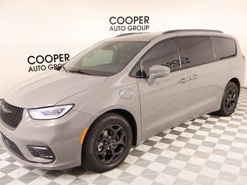 Used 2021 Chrysler Pacifica Limited w/ Uconnect Theater Family Group FWD image 11