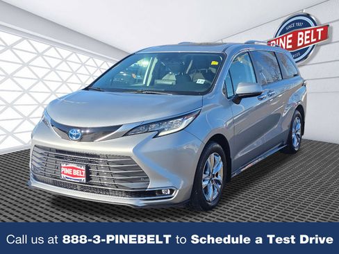 Used 2024 Toyota Sienna Limited image 1