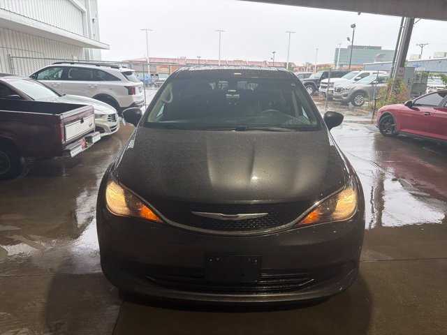 Used 2017 Chrysler Pacifica Touring w/ Tire & Wheel Group FWD image 2