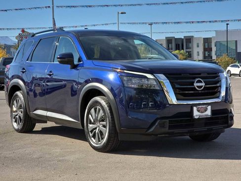 Used 2023 Nissan Pathfinder SV image 3